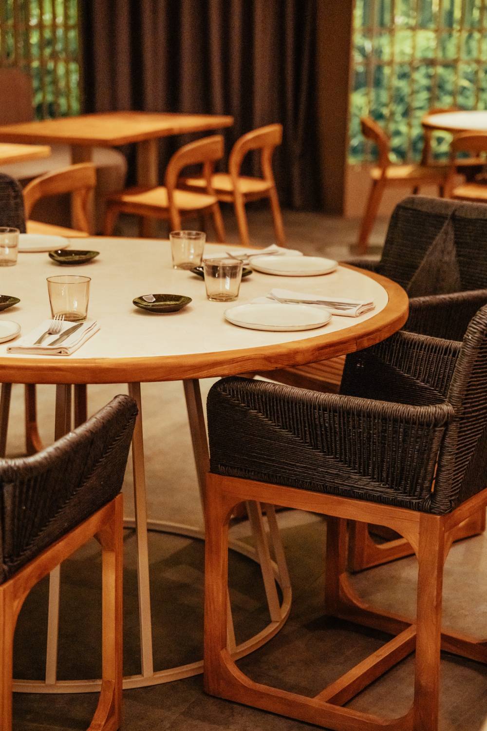 Imagen detalle de una mesa y sillas de Forja