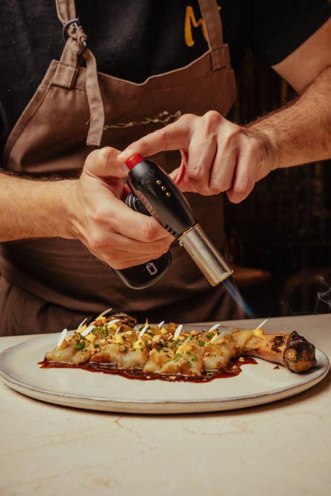 Preparación de un plato de Forja con soplete